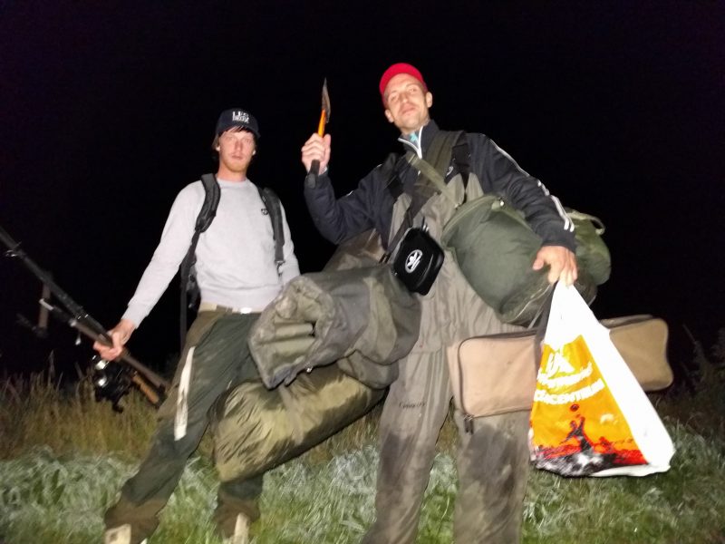 Så här såg de ut när de dök upp mitt i natten, med full utrustning. Här posandes med yxan.