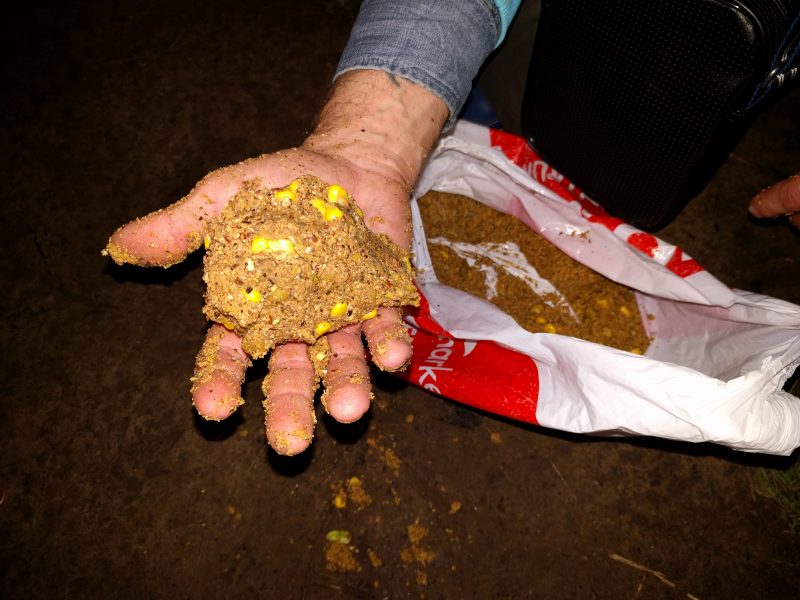 Mesk. Eller heter det mäsk? Som kastas ut för att locka braxen till rätt ställe.