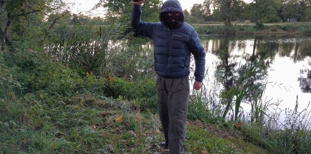 Iklädd balaclava, eller rånarluva, kanske man inte skrämmer en T-rex, men väl en polack.