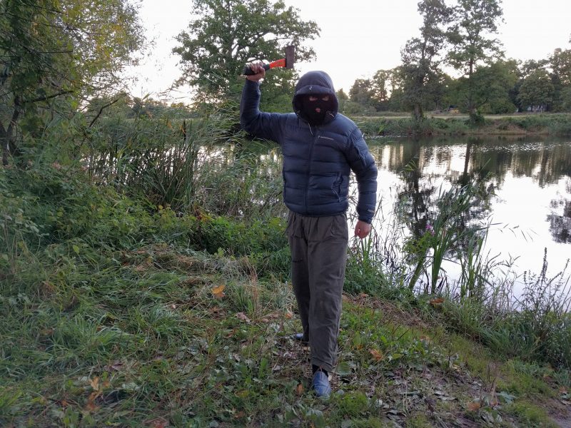 Iklädd balaclava, eller rånarluva, kanske man inte skrämmer en T-rex, men väl en polack.